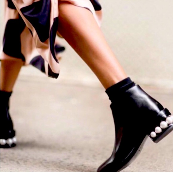 Catherine Malandrino Shoes - 🖤Catherine Malandrino Black Pearlen Ankle Chelsea Boots🖤